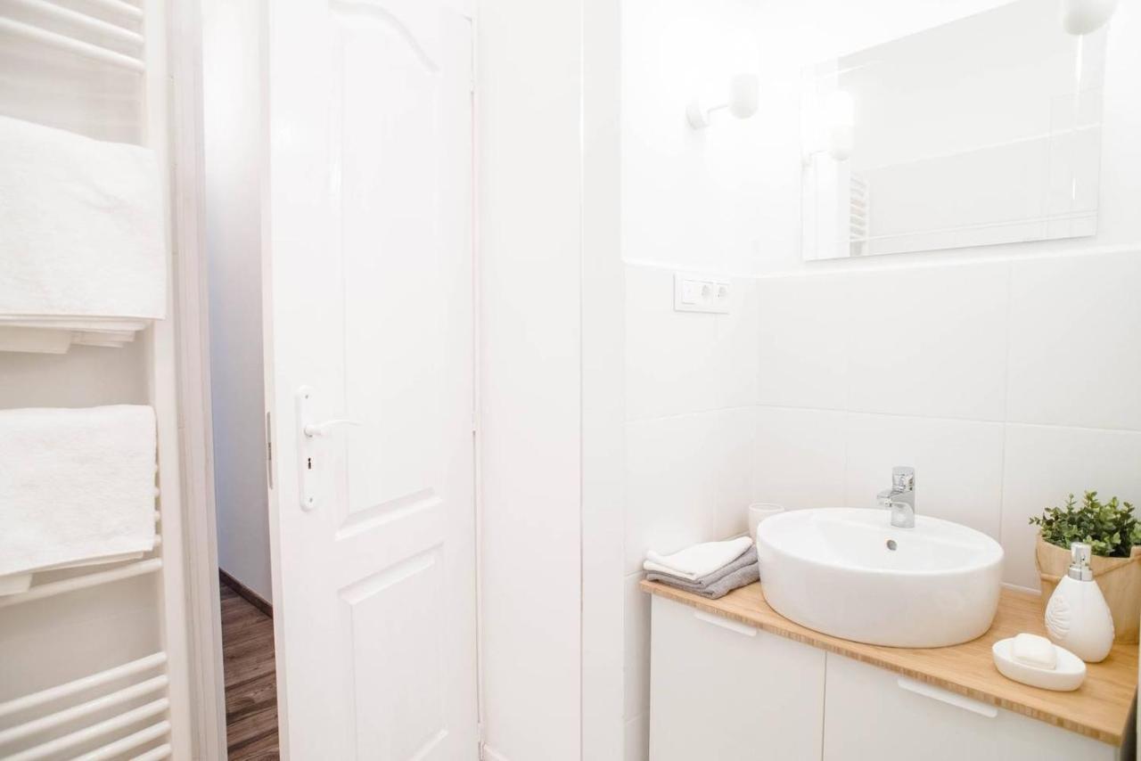Comfy, Renewed 3 Bedroom Apt In Center 부다페스트 외부 사진